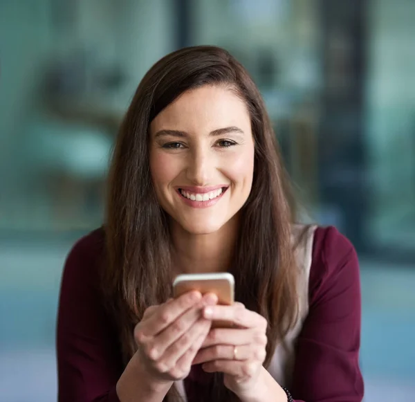 Cómo Crear Clientes Felices Una Mujer Negocios Usando Celular Oficina —  Fotos de Stock