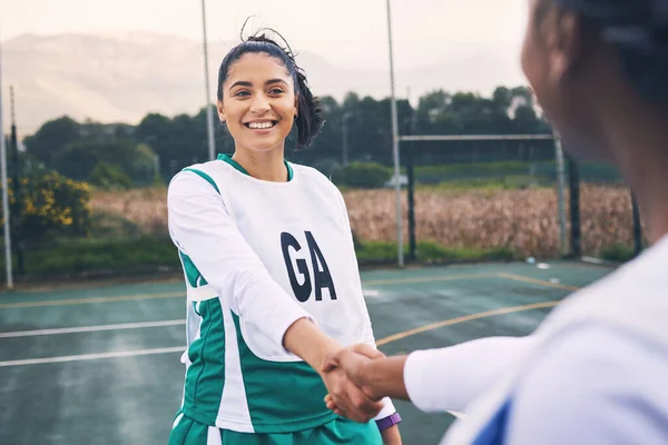 Kadın Spor Tokalaşma Için Gülümseyin Ortaklık Arkadaşlarla Birlikte Sahada Eğlenceli — Stok fotoğraf