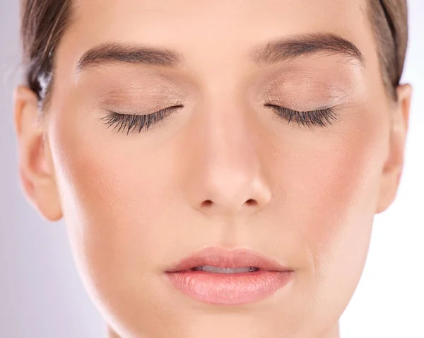 Kobieta Twarz Oczy Zamknięte Dla Makijażu Kosmetyki Transformacji Laserowej Tle — Zdjęcie stockowe