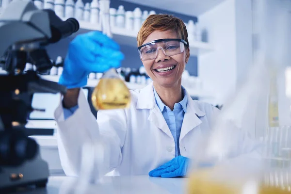 Wissenschaft Flüssige Und Schwarze Frau Labor Mit Lächeln Für Forschung — Stockfoto
