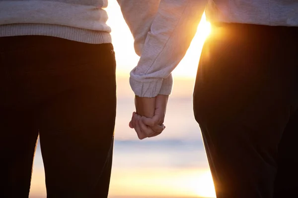 Stranden Par Och Hålla Hand Solnedgången För Kärlek Och Tillit — Stockfoto