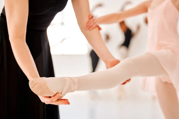 Primo Piano Balletto Allenatore Con Ragazza Supporto Formazione Flessibilità Motivazione — Foto Stock