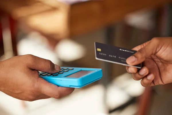 Πιστωτική Κάρτα Hands Payment Pos Machine Για Fintech Banking Ηλεκτρονικό — Φωτογραφία Αρχείου