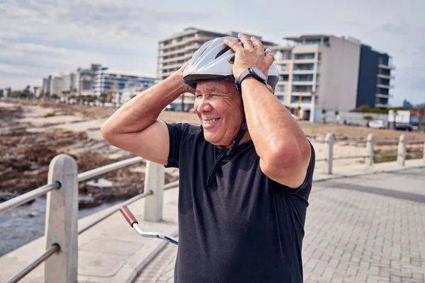 老年人 在开普敦 旅行或度假时 带着自行车在海滩上微笑和戴安全帽 快乐的老年男性自行车手或骑自行车的人笑着在海滨骑车 旅行或休息 — 图库照片