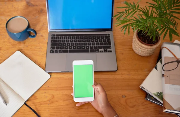 Green Screen Laptop Und Handy Der Hand Für Mobile App — Stockfoto