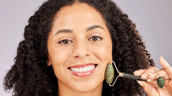 Jade Rolo Facial Retrato Mulher Negra Com Brilho Pele Rosto — Fotografia de Stock