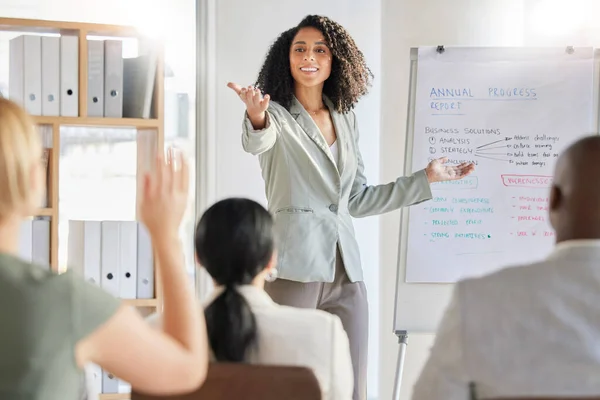 ワークショップ カンファレンス または企業戦略のためのミーティングでのプレゼンテーション ビジネス黒の女性がデータを話す セミナーでは リーダー 企業の専門家女性教師 — ストック写真