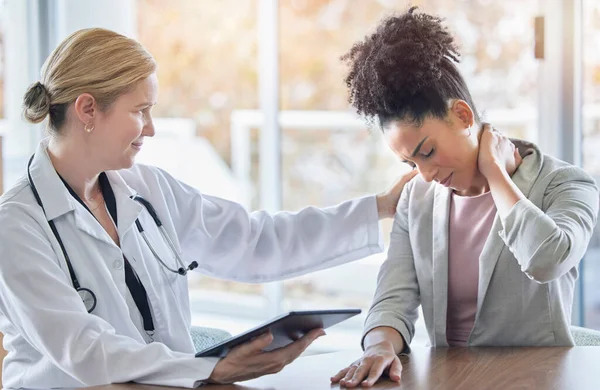 Siyahi Kadın Doktorlara Yardım Boyun Ağrısı Tıbbi Yardım Sağlık Fizik — Stok fotoğraf