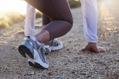 Spor, ayakkabı ya da koşuya çıkmaya hazır spor egzersizi ya da dışarıda kardiyo antrenmanı. Bağlılığı, dayanıklılığı ya da yarış için motivasyonu olan sağlıklı bir kız..