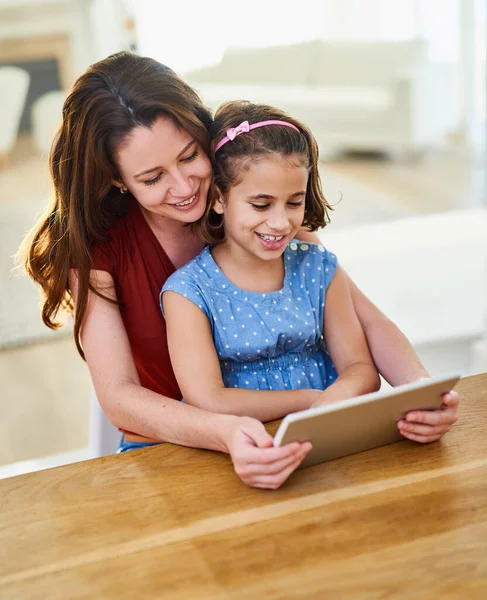 Rimanere Intrattenuti Online Madre Figlia Utilizzando Tablet Digitale Insieme Casa — Foto Stock