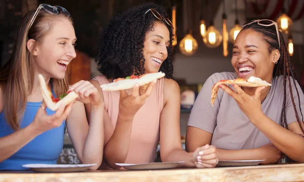 Mulher Amigos Rindo Para Pizza Comida Comer Restaurante Engraçado Juntos — Fotografia de Stock