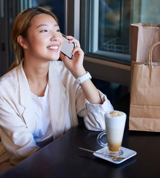 Telefon Görüşmesi Alışveriş Çantası Kafede Kahve Içip Sohbet Eden Asyalı — Stok fotoğraf
