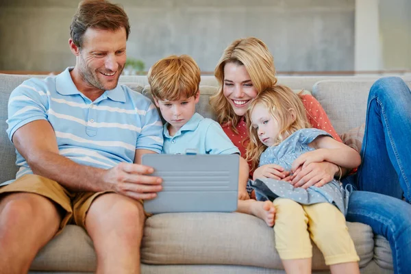Rodzinna Rozrywka Stała Się Cyfrowa Rodzina Korzystająca Tabletu Cyfrowego Razem — Zdjęcie stockowe