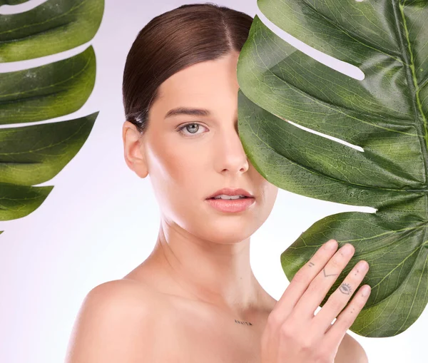 Vrouw Portret Monsterplanten Voor Schoonheid Natuurlijke Cosmetica Esthetische Wellness Studioachtergrond — Stockfoto