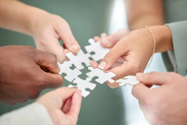 Zakenmensen Handen Diversiteit Met Puzzelstukjes Voor Teambuilding Samenwerking Planning Eenheid — Stockfoto