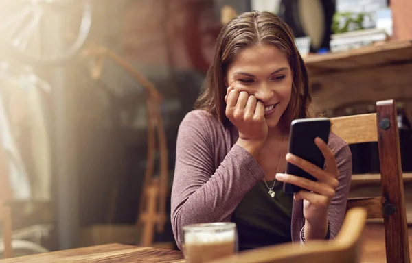 Feeling Texts You Back Young Woman Using Her Phone Cafe — Stock Photo, Image