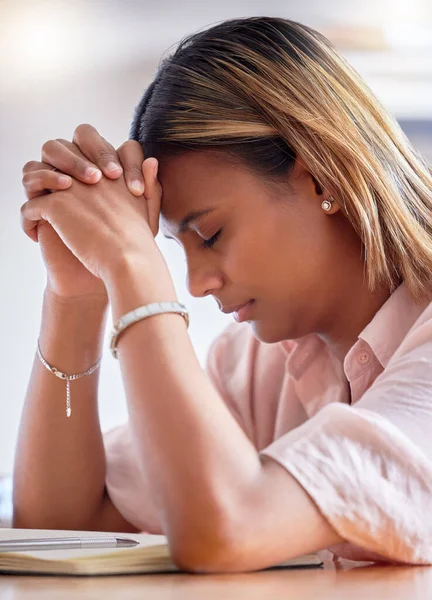 Manos Oración Mujer Negra Libro Para Religión Ayuda Dios Apoyo — Foto de Stock
