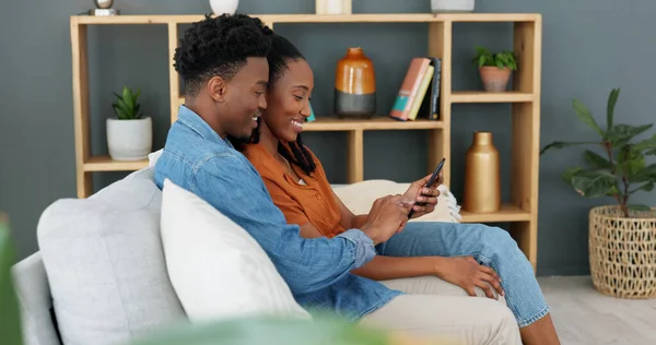 Internet Tecnologia Casal Com Telefone Sofá Sala Estar Homem Negro — Fotografia de Stock