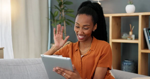 Chamada Vídeo Digital Tablet Com Mulher Negra Cumprimentando Reunião Virtual — Fotografia de Stock