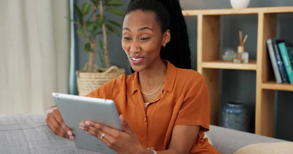 Chamada Vídeo Olá Tablet Com Mulher Negra Conversando Line Comunicação — Fotografia de Stock