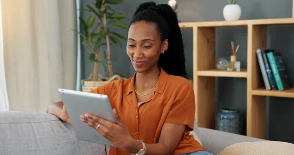 Saudação Tablet Videochamada Com Jovem Negra Tela Sensível Toque Digital — Fotografia de Stock