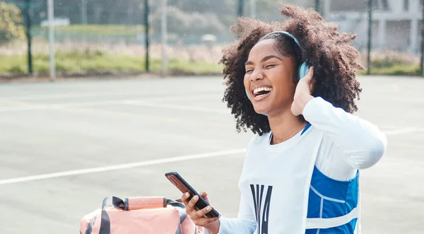 Los Deportes Netball Música Teléfonos Inteligentes Mujer Feliz Escuchan Radio — Foto de Stock