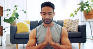 Meditasyon egzersizi, erkek yoga eğitimi ve ruh sağlığı için zen egzersizi, sağlık için dinlenme ve oturma odasında sağlık için dua eden eller. Sakin, sağlıklı ve Asyalı biri motivasyon için dua ediyor..