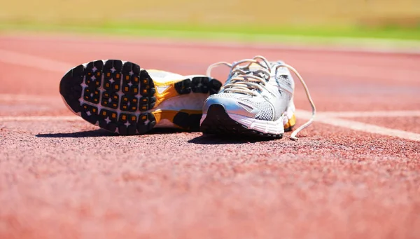 Par Zapatillas Correr Una Pista Atletismo — Foto de Stock
