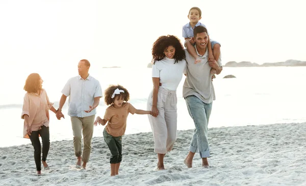Familia Latina Playa Caminar Vacaciones Verano Tiempo Calidad Vinculación Para — Foto de Stock