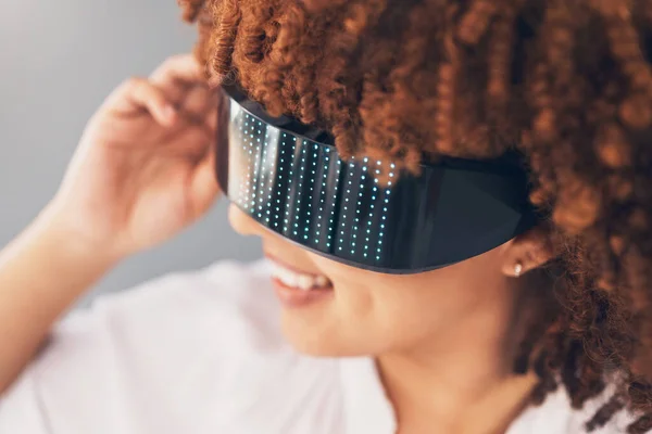 グレーの背景メタファスト サイバーパンク 仮想現実に隔離された未来的なビジョン 黒人女性 Vrサングラス デジタルファッションと世代Zモデルや人の未来のゲームのAiハイテク — ストック写真