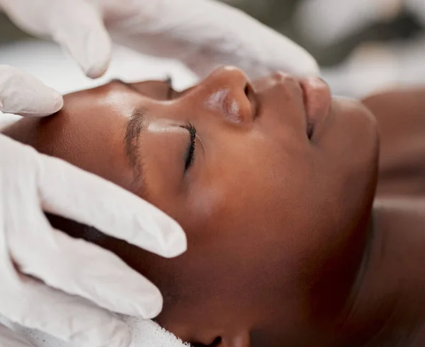 Massage Gesichtsbehandlung Und Entspannung Mit Schwarzen Frauen Wellnessbereich Für Ganzheitliche — Stockfoto