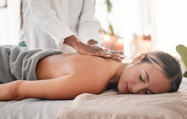 Mãos Massagem Nas Costas Com Massagista Mulheres Centro Holístico Spa — Fotografia de Stock