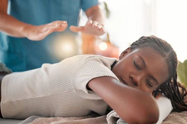 リラックス 霊気エネルギーと黒の女性はチャクラ療法と光総合医学のためのスパでベッドの上にあります 精神的な癒し バランスと禅 伝統的なマッサージで平和で健康的な考え方を持つ人 — ストック写真