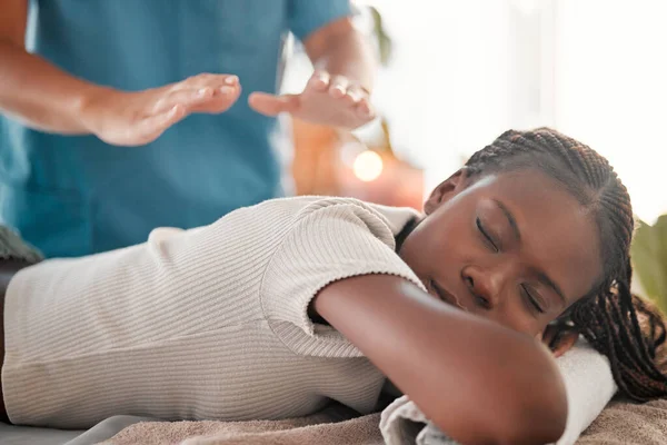 リラクゼーション レイキ 黒の女性が目でベッドの上でチャクラ療法や包括的な薬のためのスパで閉じます 精神的な癒し バランスと禅 伝統的なマッサージで平和で健康的な心を持つ人 — ストック写真