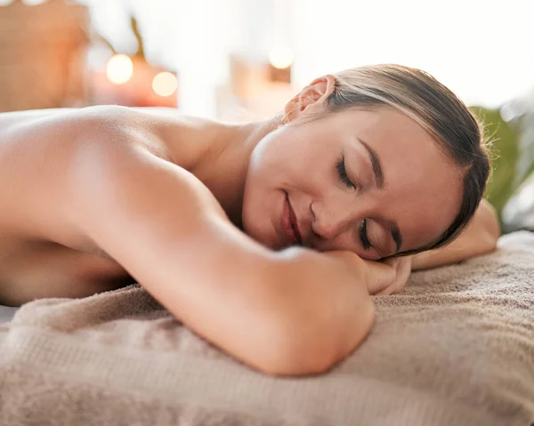 Relaks Spa Śpiąca Kobieta Łóżku Masażu Dla Wellness Spokoju Luksusu — Zdjęcie stockowe