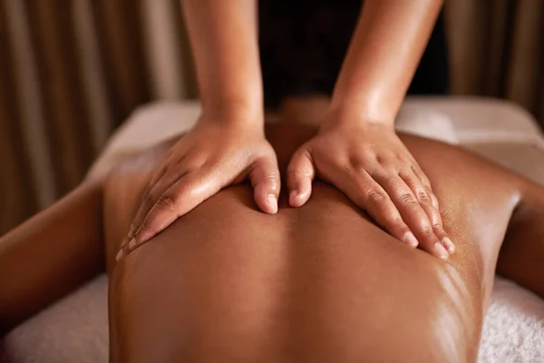 Foto Retrovisor Uma Mulher Recebendo Uma Massagem Spa — Fotografia de Stock