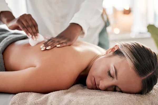 Cura Della Pelle Spa Massaggi Donna Con Gua Sha Prodotto — Foto Stock