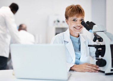 Tıp bilimi, kadın ve portre mikroskop ile araştırma, analiz ve çalışma laboratuarında. Gelişim, tıp ve biyoteknoloji laboratuvarında dizüstü bilgisayarı olan bir bilim adamı masamızda..