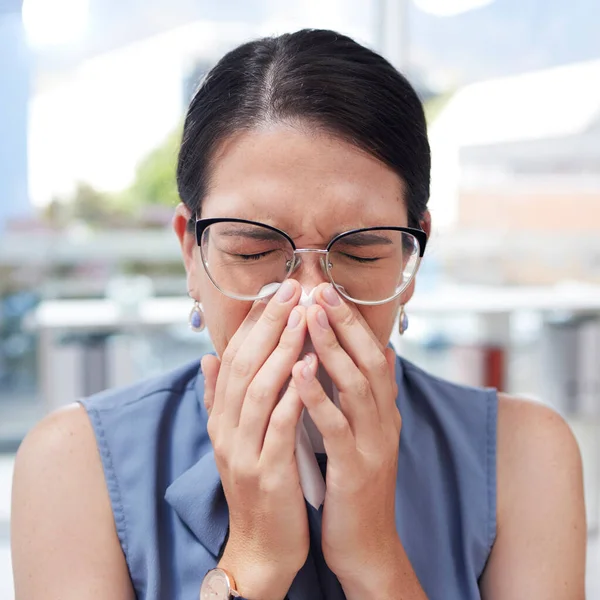 Negocios Gripe Mujer Con Tejido Estornudo Trabajador Con Salud Bienestar — Foto de Stock