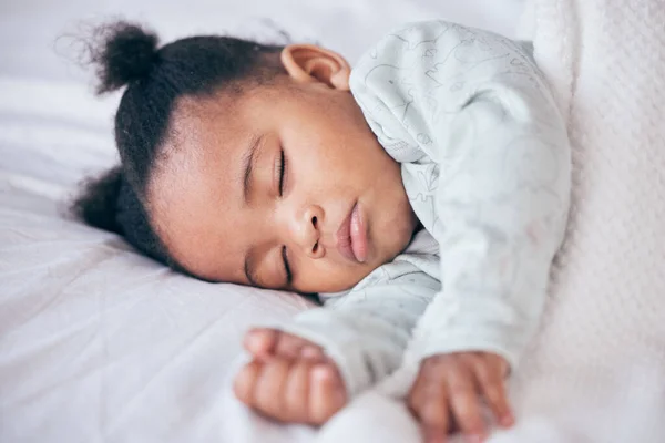 Menina Preta Bebê Dormir Quarto Casa Quarto Crianças Para Paz — Fotografia de Stock