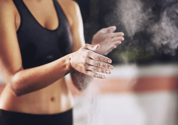 Formda Görünüyor Spordan Önce Ellerini Tebeşirle Kaplayan Bir Kadın — Stok fotoğraf