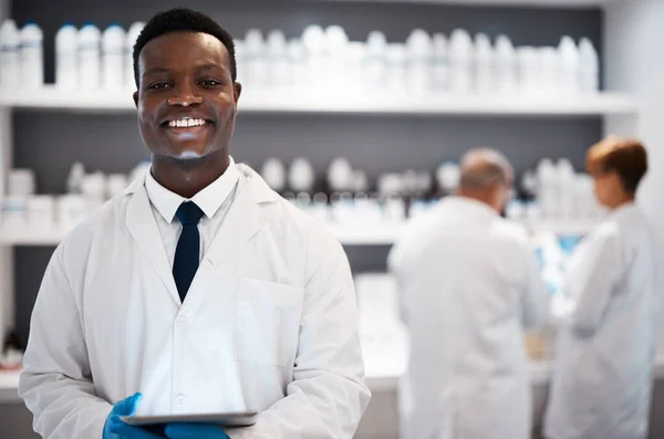 Retrato Ciência Homem Negro Laboratório Tablet Para Pesquisa Conexão Sucesso — Fotografia de Stock