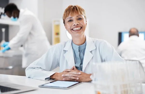 Portret Nauka Kobieta Tabletem Laboratorium Sukces Eksperymentem Szczęście Aktualizacja Wyników — Zdjęcie stockowe