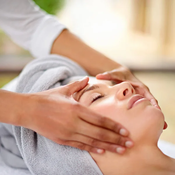 Lasciare Mani Esperte Alleviare Stress Una Giovane Donna Che Massaggio — Foto Stock