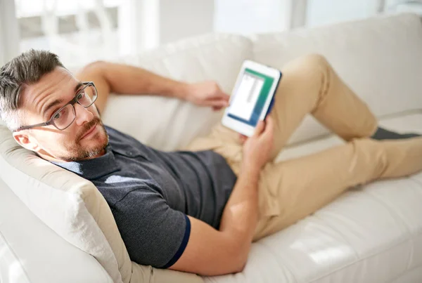 Making Most Weekend Man Using His Tablet While Relaxing Sofa — Stock Photo, Image