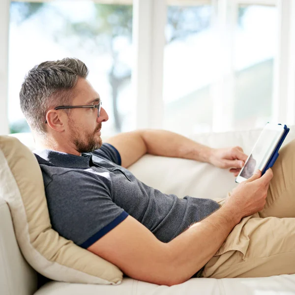 Pasar Algún Tiempo Línea Hombre Usando Tableta Mientras Relaja Sofá — Foto de Stock