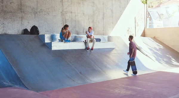 Casa Onde Fica Parque Skate Patinadores Almoçando Juntos — Fotografia de Stock