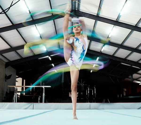 Créatif Ruban Flou Mouvement Avec Une Femme Gymnaste Dans Studio — Photo