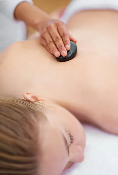 Förstöra Med Lite Sista Terapi Ung Kvinna Enjyoing Massage Dagen — Stockfoto