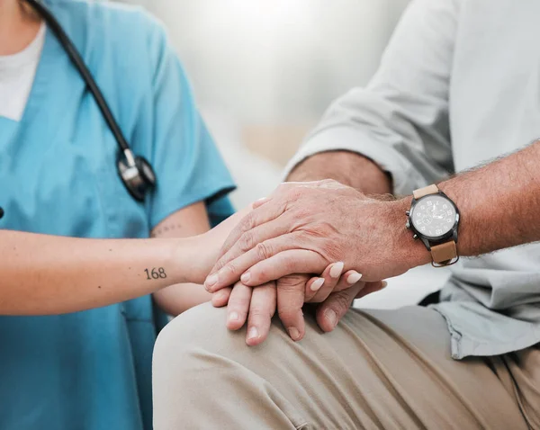 护士与老人牵着手在医院咨询 术后或体格检查结果以寻求支持 为抑郁或病人工作或帮助他们的同情心 医疗诊所或医生 — 图库照片